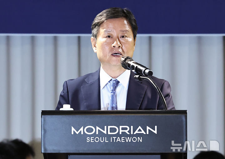 [서울=뉴시스] 김선웅 기자 = 박기덕 고려아연 대표이사가 9일 오전 서울 용산구 몬드리안호텔에서 열린 고려아연 제53기 임시주주총회에서 개회를 선언하고 있다. (공동취재) 2026.09.09. photo@newsis.com