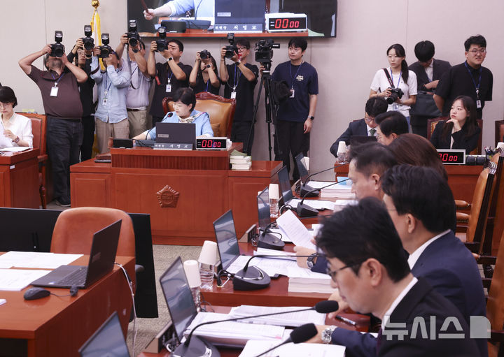 [서울=뉴시스] 김근수 기자 = 서영교 국회 법제사법위원회 위원장이 9일 오전 서울 여의도 국회에서 열린 제439회국회(정기회) 제2차 법제사법위원회 제2차 전체회의에서 의사봉을 두드리고 있다. 2026.09.09. ks@newsis.com
