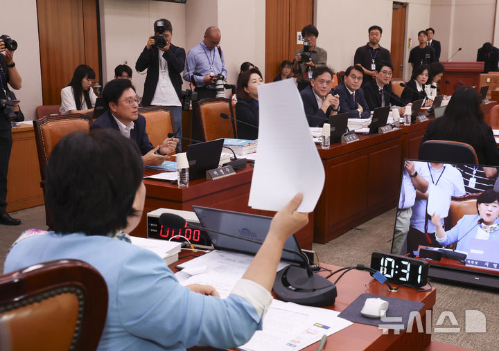 [서울=뉴시스] 김근수 기자 = 서영교 국회 법제사법위원회 위원장이 9일 오전 서울 여의도 국회에서 열린 제439회국회(정기회) 제2차 법제사법위원회 제2차 전체회의에서 김승원 법무부 장관 후보자에 대한 불기소 처분 결정서를 들어 보이고 있다. 2026.09.09. ks@newsis.com