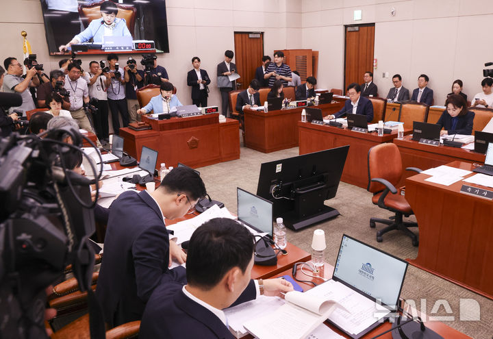 [서울=뉴시스] 김근수 기자 = 서영교 국회 법제사법위원회 위원장이 9일 오전 서울 여의도 국회에서 열린 제439회국회(정기회) 제2차 법제사법위원회 제2차 전체회의에서 의사봉을 두드리고 있다. 2026.09.09. ks@newsis.com
