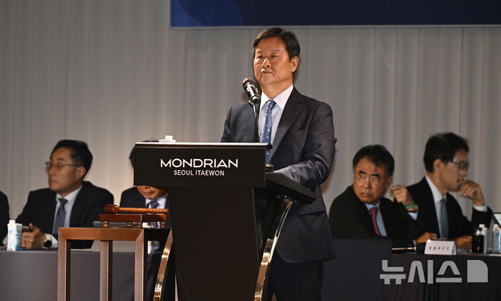 [서울=뉴시스] 김선웅 기자 = 박기덕 고려아연 대표가 9일 서울 용산 몬드리안호텔에서 열린 제53기 임시주주총회에 참석해 개회를 알리고 있다. (공동취재) 2026.09.09. photo@newsis.com