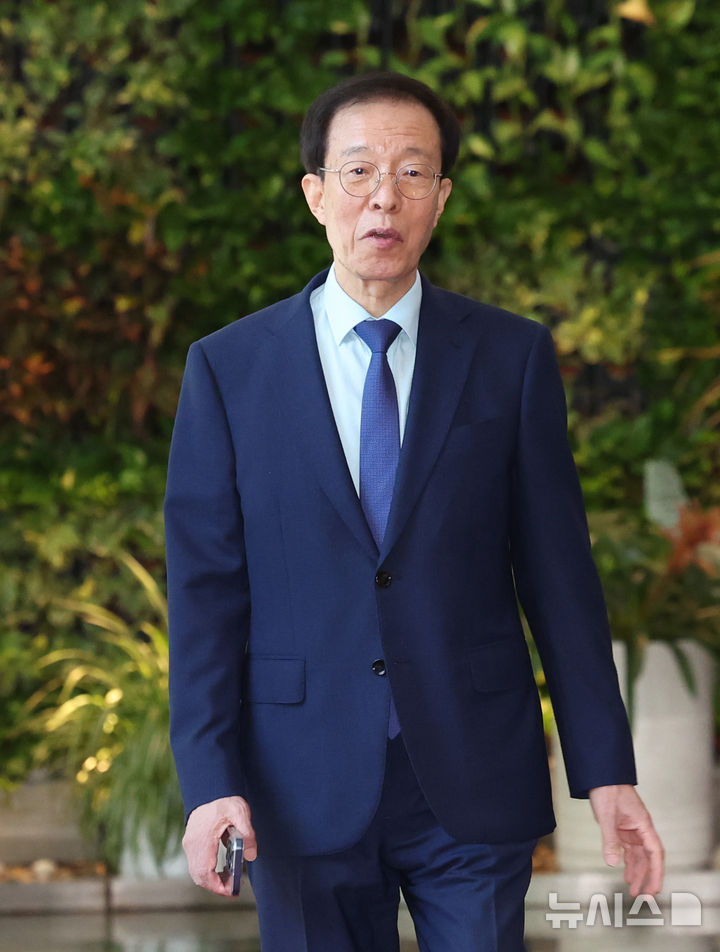 [서울=뉴시스] 조수정 기자 = 이석연 국민통합위원회 위원장이 9일 오전 서울 종로구 정부서울청사에서 이임식을 마친 뒤 청사를 나서고 있다. 2026.09.09. chocrystal@newsis.com