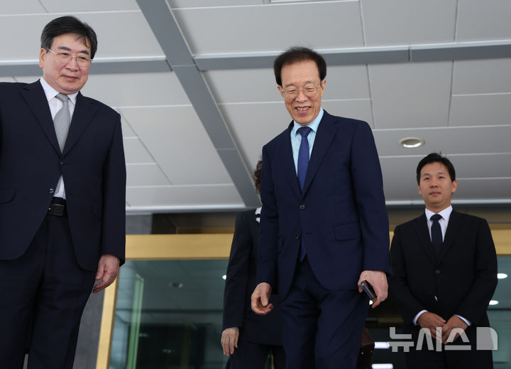 [서울=뉴시스] 조수정 기자 = 이석연 국민통합위원회 위원장이 9일 오전 서울 종로구 정부서울청사에서 이임식을 마친 뒤 청사를 떠나고 있다. 왼쪽은 전지명 부위원장. 2026.09.09. chocrystal@newsis.com