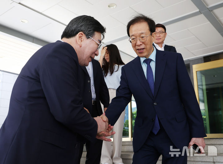 [서울=뉴시스] 조수정 기자 = 이석연 국민통합위원회 위원장이 9일 오전 서울 종로구 정부서울청사에서 이임식을 마친 뒤 청사를 떠나며 전지명 부위원장과 인사나누고 있다. 2026.09.09. chocrystal@newsis.com
