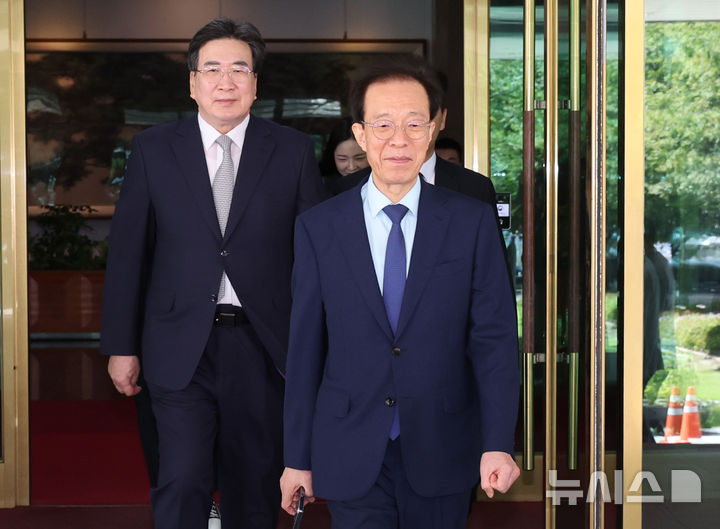 [서울=뉴시스] 조수정 기자 = 이석연 국민통합위원회 위원장이 9일 오전 서울 종로구 정부서울청사에서 이임식을 마친 뒤 청사를 떠나고 있다. 왼쪽은 전지명 부위원장. 2026.09.09. chocrystal@newsis.com