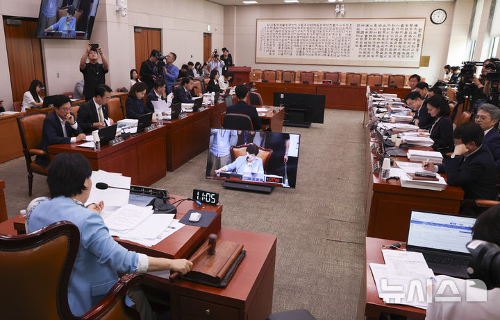 [서울=뉴시스] 김근수 기자 = 서영교 국회 법제사법위원회 위원장이 9일 오전 서울 여의도 국회에서 열린 제439회국회(정기회) 제2차 법제사법위원회 제2차 전체회의에서 의사봉을 두드리고 있다. 2026.09.09. ks@newsis.com