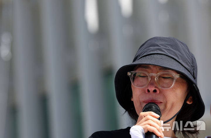[서울=뉴시스] 전신 기자 = 학교 내 성폭력 의혹을 제보한 후 전보 및 해임됐던 지혜복 교사가 9일 서울 용산구 서울시교육청 앞에서 기자회견을 열고 복직 입장을 발표하던 중 눈물을 참아내고 있다. 2026.09.09. photo1006@newsis.com