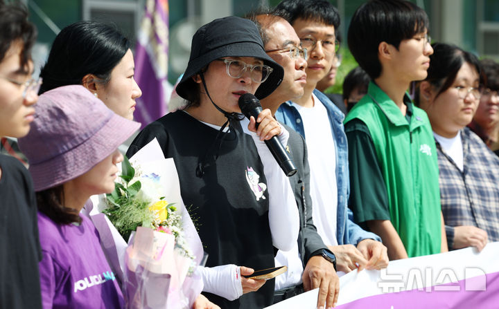 [서울=뉴시스] 전신 기자 = 학교 내 성폭력 의혹을 제보한 후 전보 및 해임됐던 지혜복 교사가 9일 서울 용산구 서울시교육청 앞에서 기자회견을 열고 복직 입장을 발표하고 있다. 2026.09.09. photo1006@newsis.com
