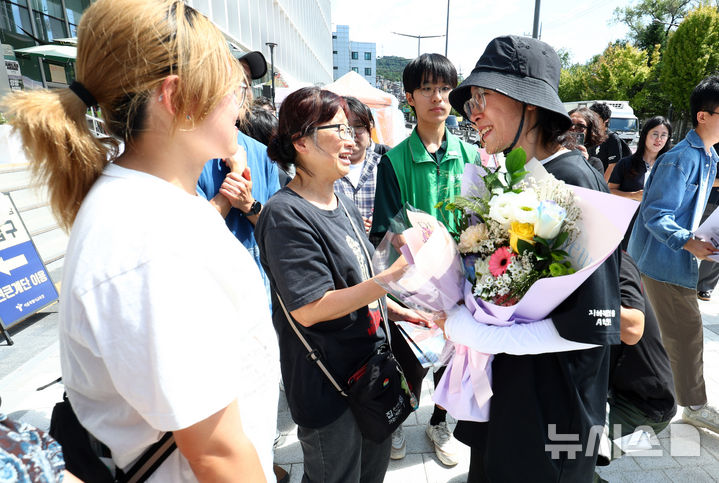 [서울=뉴시스] 전신 기자 = 학교 내 성폭력 의혹을 제보한 후 전보 및 해임됐던 지혜복 교사가 9일 서울 용산구 서울시교육청 앞에서 복직 입장 발표 기자회견을 마치고 참석자들과 인사 나누고 있다. 2026.09.09. photo1006@newsis.com
