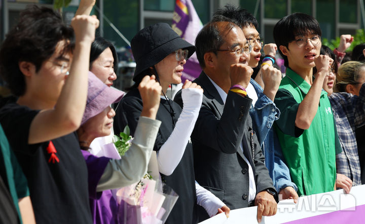 [서울=뉴시스] 전신 기자 = 학교 내 성폭력 의혹을 제보한 후 전보 및 해임됐던 지혜복 교사가 9일 서울 용산구 서울시교육청 앞에서 열린 복직 입장 발표 기자회견에서 구호를 외치고 있다. 2026.09.09. photo1006@newsis.com