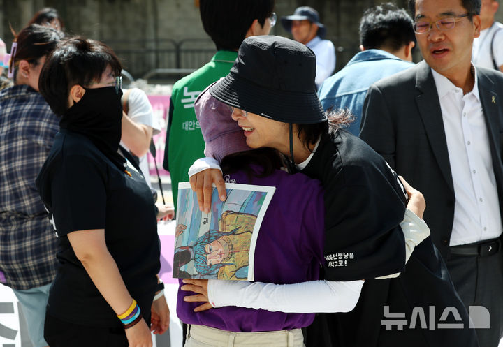 [서울=뉴시스] 전신 기자 = 학교 내 성폭력 의혹을 제보한 후 전보 및 해임됐던 지혜복 교사가 9일 서울 용산구 서울시교육청 앞에서 열린 복직 입장 발표 기자회견에 앞서 참석자들과 포옹하고 있다. 2026.09.09. photo1006@newsis.com