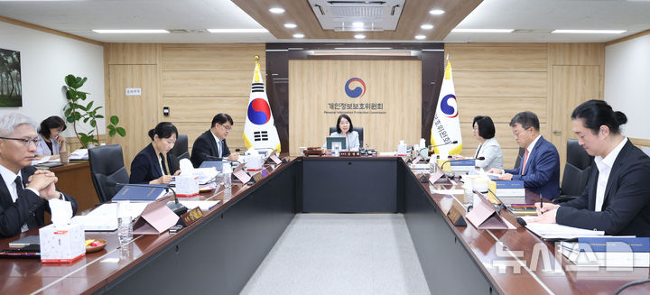 [서울=뉴시스] 조수정 기자 = 송경희 개인정보보호위원회 위원장이 9일 오후 서울 종로구 정부서울청사에서 열린 제19회 위원회 전체회의를 주재하고 있다. 2026.09.09. chocrystal@newsis.com