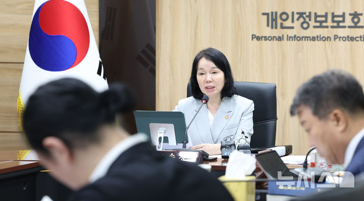 [서울=뉴시스] 조수정 기자 = 송경희 개인정보보호위원회 위원장이 지난달 9일 오후 서울 종로구 정부서울청사에서 열린 제19회 위원회 전체회의를 주재하고 있다. 2026.09.09. chocrystal@newsis.com
