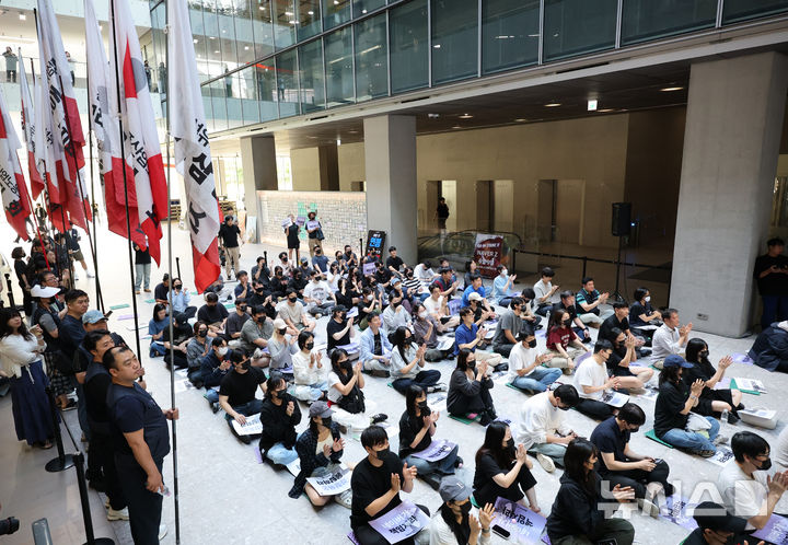 [성남=뉴시스] 김금보 기자 = 네이버제트 노동조합원들이 9일 오후 경기 성남시 분당구 네이버1784 로비에서 임금동결 철회 요구 4시간 부분 파업 집회를 하고 있다. 2026.09.09. kgb@newsis.com