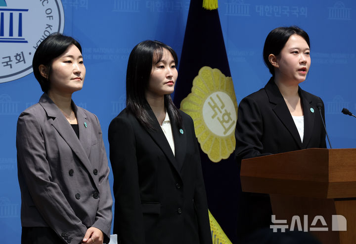 [서울=뉴시스] 최진석 기자 = 김진서 기본소득당 청년최고위원 겸 부대변인이 9일 여의도 국회 소통관에서 기본소득당 시·도당 사무실 관련 반박 기자회견을 하고 있다. 왼쪽부터 신지혜, 노서영 기본소득당 최고위원 겸 대변인, 김 청년최고위원 겸 부대변인. 2026.09.09. myjs@newsis.com
