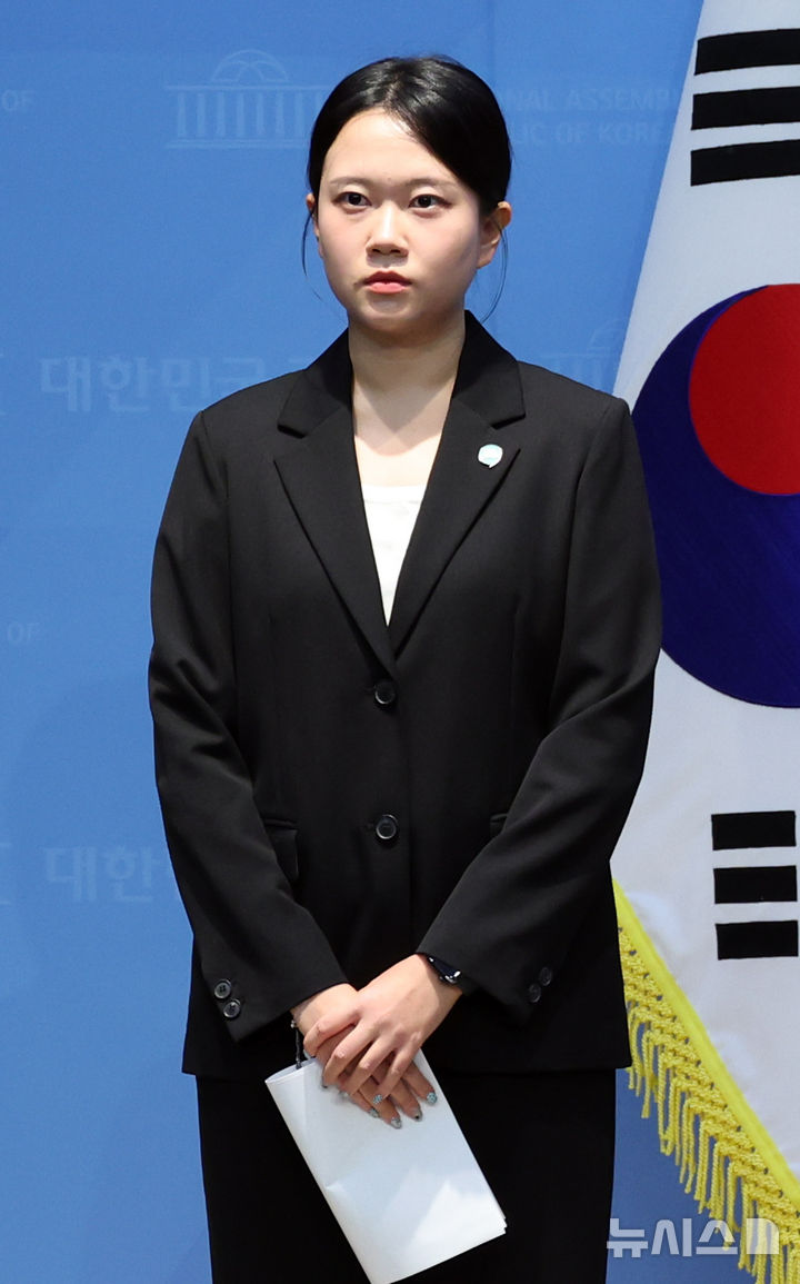 [서울=뉴시스] 최진석 기자 = 김진서 기본소득당 청년최고위원 겸 부대변인이 9일 여의도 국회 소통관에서 열린 기본소득당 시·도당 사무실 관련 반박 기자회견에 자리하고 있다. 2026.09.09. myjs@newsis.com
