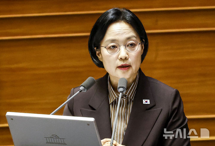 [서울=뉴시스] 정병혁 기자 = 한성숙 국무총리가 9일 서울 여의도 국회에서 열린 제439회국회(정기회) 5차 본회의 정치 분야 대정부질문에서 이해식 더불어민주당 의원의 질의에 답하고 있다. 2026.09.09. jhope@newsis.com