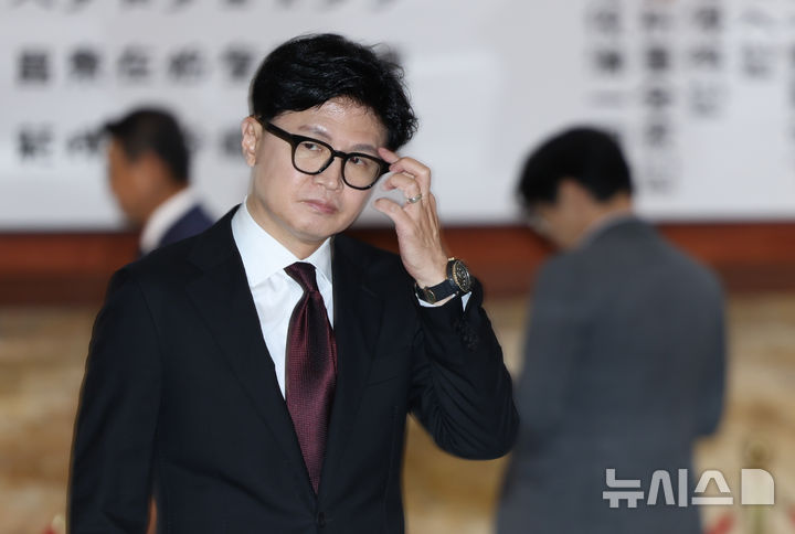 [서울=뉴시스] 김근수 기자 = 한동훈 무소속 의원이 9일 오후 서울 여의도 국회 본회의장 앞에서 김승원 법무부 장관 후보자 의혹 관련 브리핑을 하기 위해 이동하고 있다. 2026.09.09. ks@newsis.com