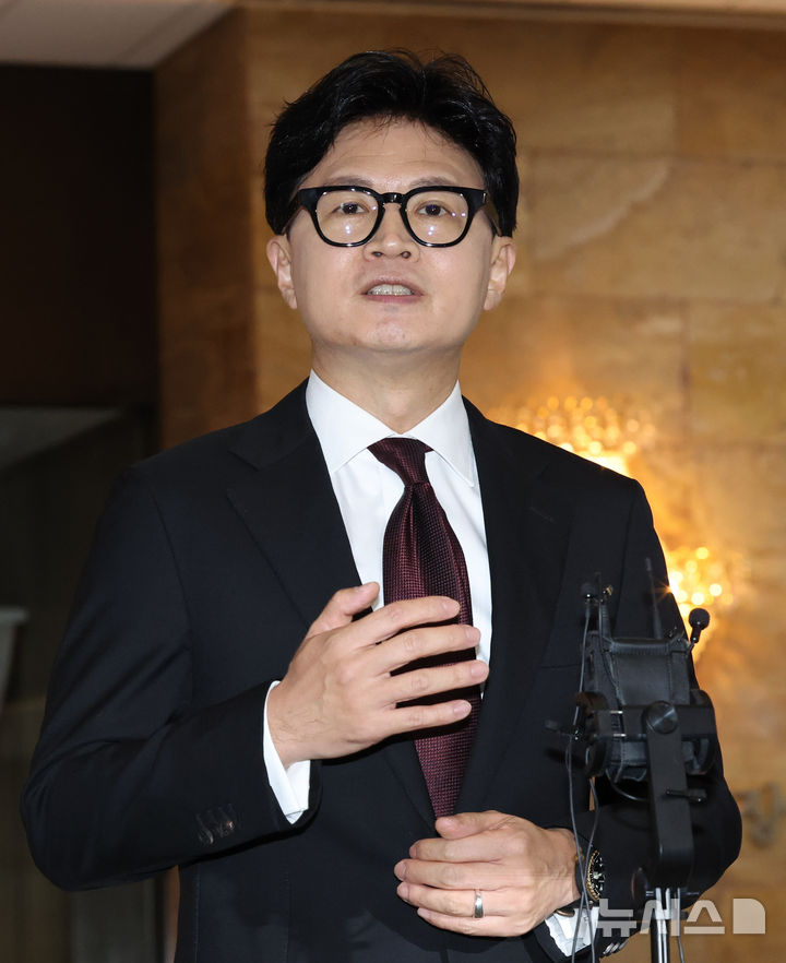 [서울=뉴시스] 김근수 기자 = 한동훈 무소속 의원이 9일 오후 서울 여의도 국회 본회의장 앞에서 김승원 법무부 장관 후보자 의혹 관련 브리핑을 하고 있다. 2026.09.09. ks@newsis.com