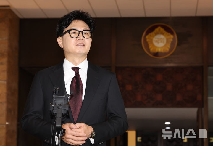 [서울=뉴시스] 김근수 기자 = 한동훈 무소속 의원이 9일 오후 서울 여의도 국회 본회의장 앞에서 김승원 법무부 장관 후보자 의혹 관련 브리핑을 하고 있다. 2026.09.09. ks@newsis.com