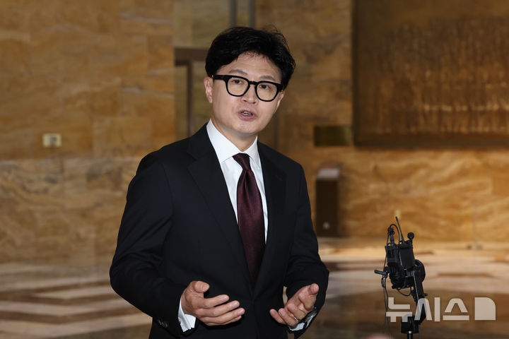 [서울=뉴시스] 김근수 기자 = 한동훈 무소속 의원이 9일 오후 서울 여의도 국회 본회의장 앞에서 김승원 법무부 장관 후보자 의혹 관련 브리핑을 하고 있다. 2026.09.09. ks@newsis.com