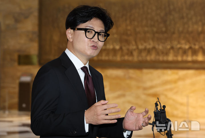 [서울=뉴시스] 김근수 기자 = 한동훈 무소속 의원이 9일 오후 서울 여의도 국회 본회의장 앞에서 김승원 법무부 장관 후보자 의혹 관련 브리핑을 하고 있다. 2026.09.09. ks@newsis.com