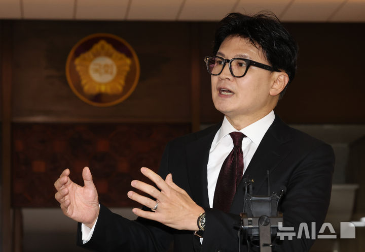 [서울=뉴시스] 김근수 기자 = 한동훈 무소속 의원이 9일 오후 서울 여의도 국회 본회의장 앞에서 김승원 법무부 장관 후보자 의혹 관련 브리핑을 하고 있다. 2026.09.09. ks@newsis.com
