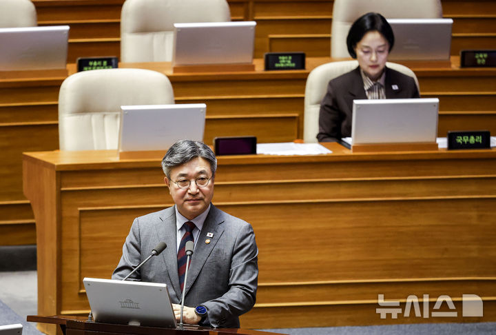 [서울=뉴시스] 정병혁 기자 = 윤호중 행정안전부 장관이 9일 서울 여의도 국회에서 열린 제439회국회(정기회) 5차 본회의 정치 분야 대정부질문에서 이해식 더불어민주당 의원의 질의에 답하고 있다. 2026.09.09. jhope@newsis.com
