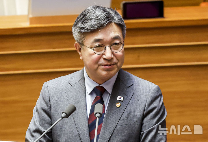[서울=뉴시스] 정병혁 기자 = 윤호중 행정안전부 장관이 9일 서울 여의도 국회에서 열린 제439회국회(정기회) 5차 본회의 정치 분야 대정부질문에서 이해식 더불어민주당 의원의 질의에 답하고 있다. 2026.09.09. jhope@newsis.com