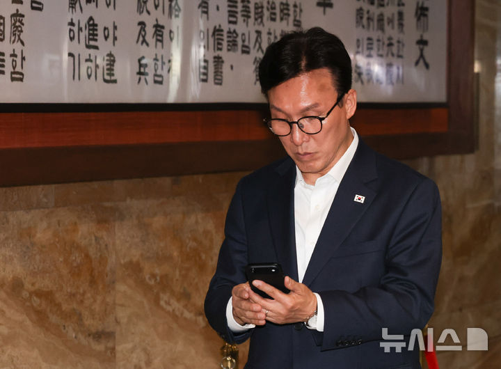[서울=뉴시스] 김근수 기자 = 김민석 더불어민주당 대표가 9일 오후 서울 여의도 국회에서 본회의장을 나서고 있다. 2026.09.09. ks@newsis.com