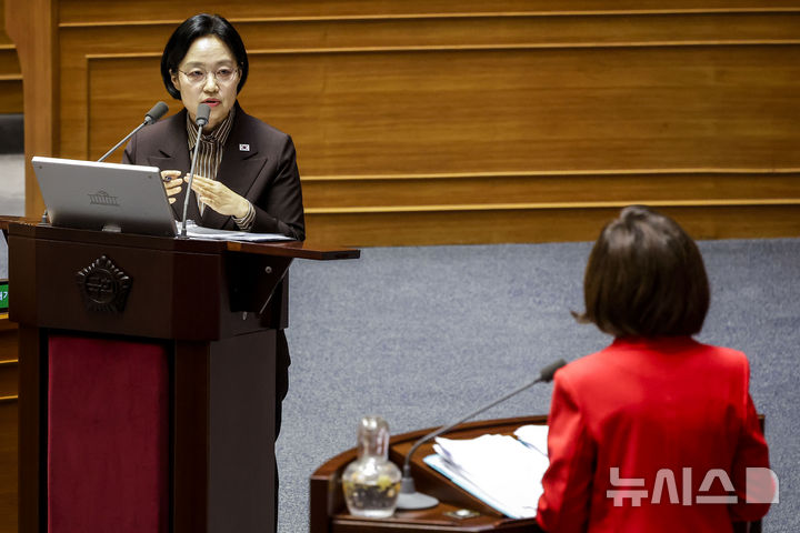 [서울=뉴시스] 정병혁 기자 = 한성숙 국무총리가 9일 서울 여의도 국회에서 열린 제439회국회(정기회) 5차 본회의 정치 분야 대정부질문에서 나경원 국민의힘 의원의 질의에 답하고 있다. 2026.09.09. jhope@newsis.com