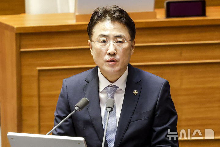 [서울=뉴시스] 정병혁 기자 = 이진수 법무부장관 직무대행이 9일 서울 여의도 국회에서 열린 제439회국회(정기회) 5차 본회의 정치 분야 대정부질문에서 전용기 더불어민주당 의원의 질의에 답하고 있다. 2026.09.09. jhope@newsis.com
