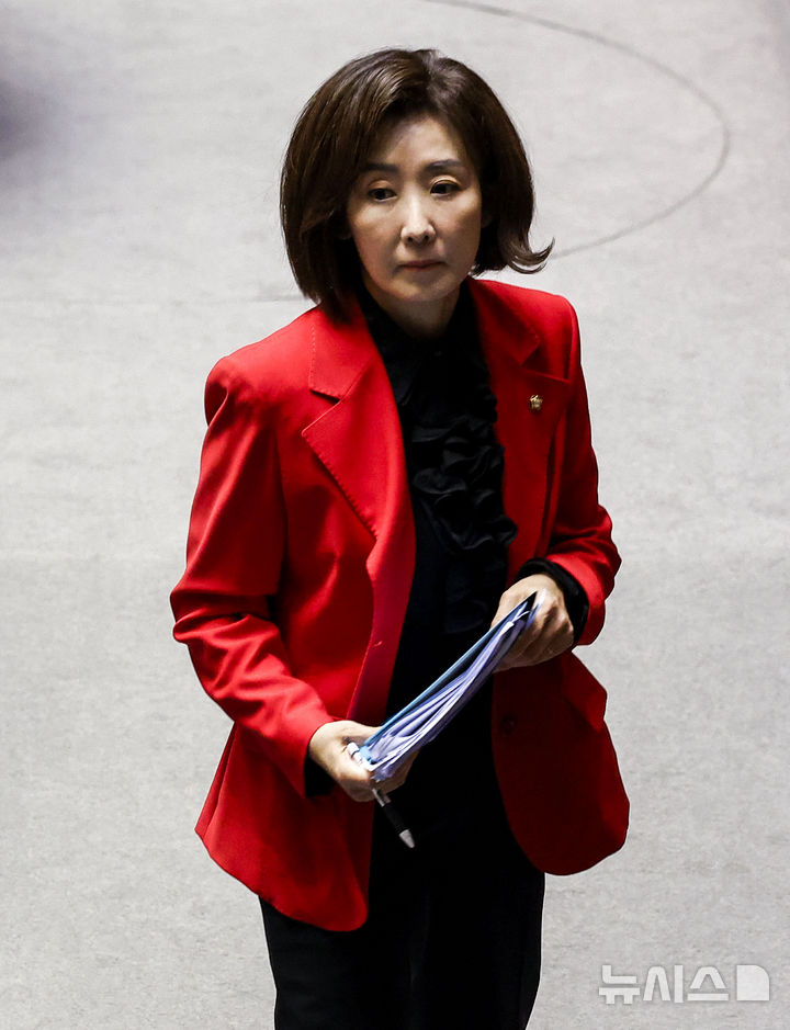 [서울=뉴시스] 정병혁 기자 = 나경원 국민의힘 의원이 9일 서울 여의도 국회에서 열린 제439회국회(정기회) 5차 본회의 정치 분야 대정부질문에서 질의를 마친 뒤 이동하고 있다. 2026.09.09. jhope@newsis.com