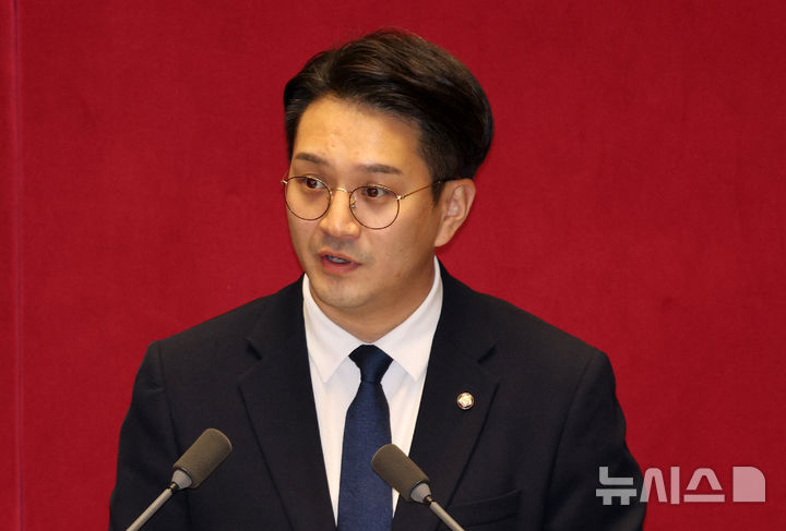 [서울=뉴시스] 고범준 기자 = 전용기 더불어민주당 의원이 9일 서울 여의도 국회에서 열린 제439회 국회(정기회) 제5차 본회의 정치 분야에서 대정부 질문을 하고 있다. 2026.09.09. bjko@newsis.com