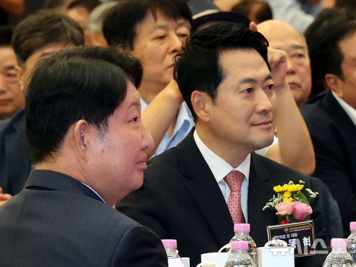 [서울=뉴시스] 박주성 기자 = 장동혁 국민의힘 대표와 권영진 의원이 9일 오후 서울 광진구 세종대학교 광개토관 컨벤션홀에서 열린 한국공인중개사협회 법정단체 출범 및 창립 40주년 기념식에서 참석하고 있다. 2026.09.09. park7691@newsis.com