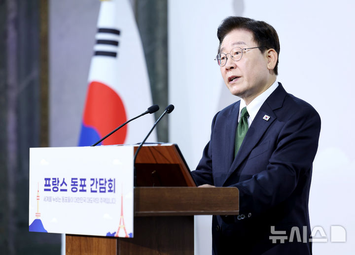 [파리=뉴시스] 조성봉 기자 = 이재명 대통령이 8일(현지 시간) 프랑스 파리의 한 호텔에서 열린 동포 오찬 간담회에서 인사말을 하고 있다. 2026.09.09. suncho21@newsis.com