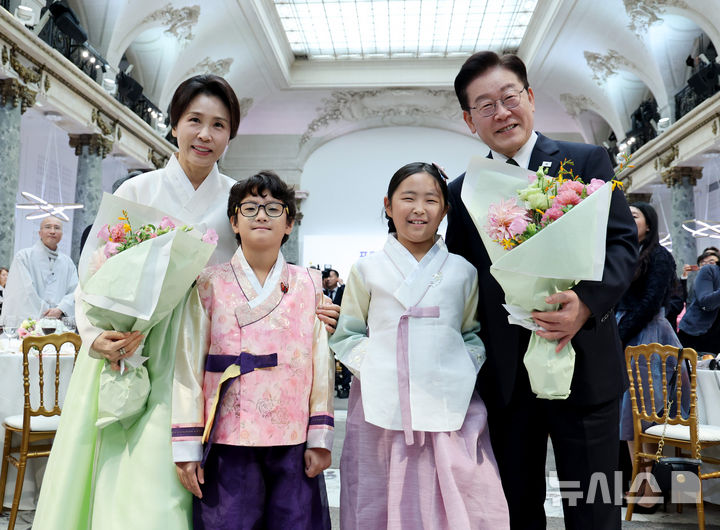 [파리=뉴시스] 조성봉 기자 = 이재명 대통령과 김혜경 여사가 9일(현지 시간) 프랑스 파리의 한 호텔에서 열린 동포 오찬 간담회에서 화동에게 꽃다발을 받은 뒤 기념촬영을 하고 있다. 2026.09.09. suncho21@newsis.com
