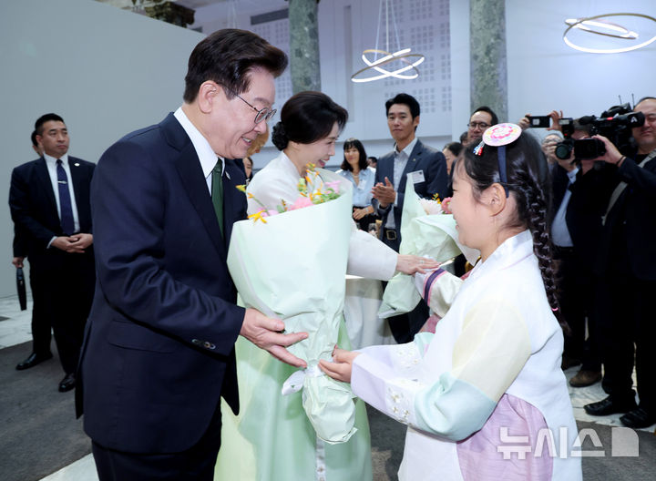 [파리=뉴시스] 조성봉 기자 = 이재명 대통령과 김혜경 여사가 9일(현지 시간) 프랑스 파리의 한 호텔에서 열린 동포 오찬 간담회에서 화동에게 꽃다발을 받고 있다. 2026.09.09. suncho21@newsis.com