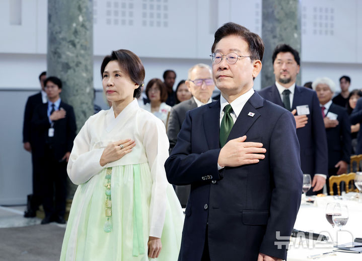 [파리=뉴시스] 조성봉 기자 = 이재명 대통령과 김혜경 여사가 9일(현지 시간) 프랑스 파리의 한 호텔에서 열린 동포 오찬 간담회에서 국민의례를 하고 있다. 2026.09.09. suncho21@newsis.com