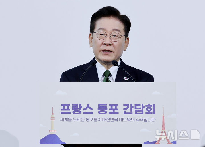 [파리=뉴시스] 조성봉 기자 = 이재명 대통령이 8일(현지 시간) 프랑스 파리의 한 호텔에서 열린 동포 오찬 간담회에서 인사말을 하고 있다. 2026.09.09. suncho21@newsis.com