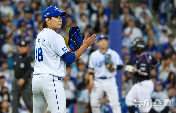 [대구=뉴시스] 이무열 기자 = 9일 대구 수성구 삼성라이온즈파크에서 열린 2026 신한 SOL KBO리그 KT 위즈와 삼성 라이온즈 경기, 5회초 2사 주자 1,2루 상황에서 삼성 선발투수 원태인 KT 최원준을 내야 땅볼 아웃 시킨 뒤 기뻐하고 있다. 2026.09.09 lmy@newsis.com