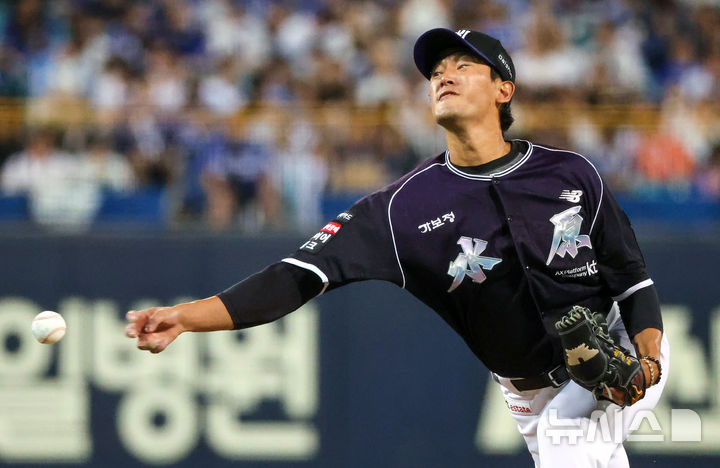 [대구=뉴시스] 이무열 기자 = 9일 대구 수성구 삼성라이온즈파크에서 열린 2026 신한 SOL KBO리그 KT 위즈와 삼성 라이온즈 경기, 7회말 KT 선발투수 고영표가 역투하고 있다. 2026.09.09. lmy@newsis.com