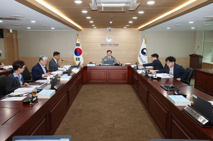 [서울=뉴시스] 권창회 기자 = 김종철 방송미디어통신위원장이 9일 경기 과천시 정부과천청사에서 제34차 전체회의를 열고 있다. (사진=방미통위 제공) 2026.09.09. photo@newsis.com *재판매 및 DB 금지