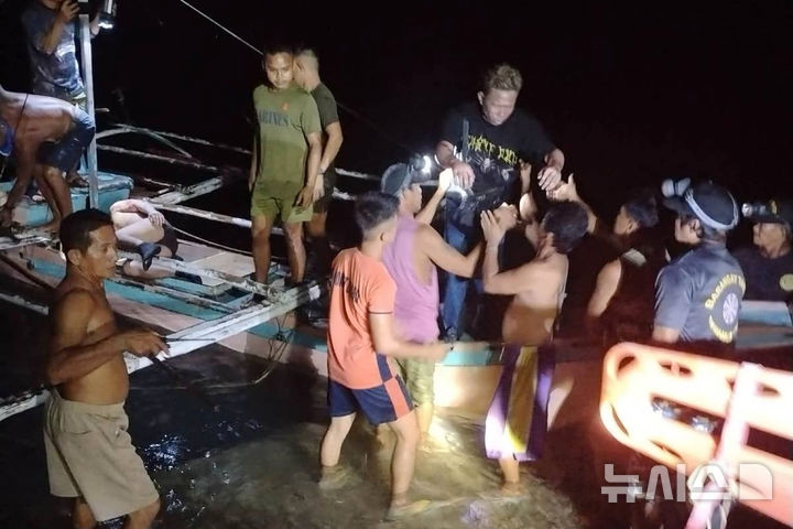 [팔라완=AP/뉴시스] 9일(현지 시간) 필리핀 팔라완주 해상에서 화재가 발생한 여객선 'MV 애스터'호 생존자들이 구조되고 있다. 2026.09.10.