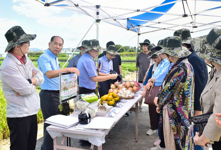 [진주=뉴시스]경남농업기술원 육성 품종 전시 설명.(사진=경남농업기술원 제공).2026.09.10.photo@newsis.com *재판매 및 DB 금지