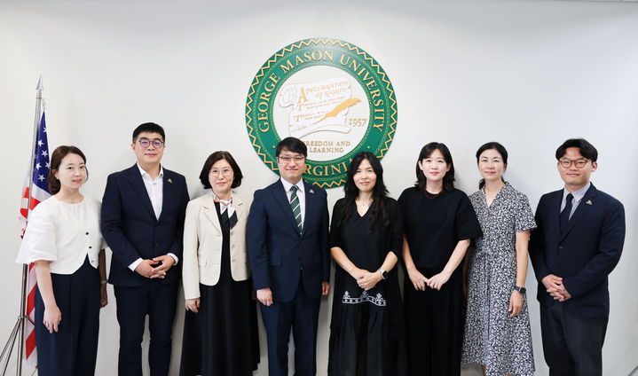 [서울=뉴시스] 형지엘리트가 조지메이슨대학교 한국캠퍼스와 포괄적 산학협력을 위한 업무협약을 체결했다. 사진은 지난 9일 열린 협약식에서 김미향 형지엘리트 상무(오른쪽 네 번째)와 조슈아 박 조지메이슨대학교 한국캠퍼스 대표(왼쪽 네 번째)를 비롯한 양측 관계자들이 기념사진을 촬영하고 있다. (사진=형지엘리트 제공) 2026.09.10. photo@newsis.com *재판매 및 DB 금지
