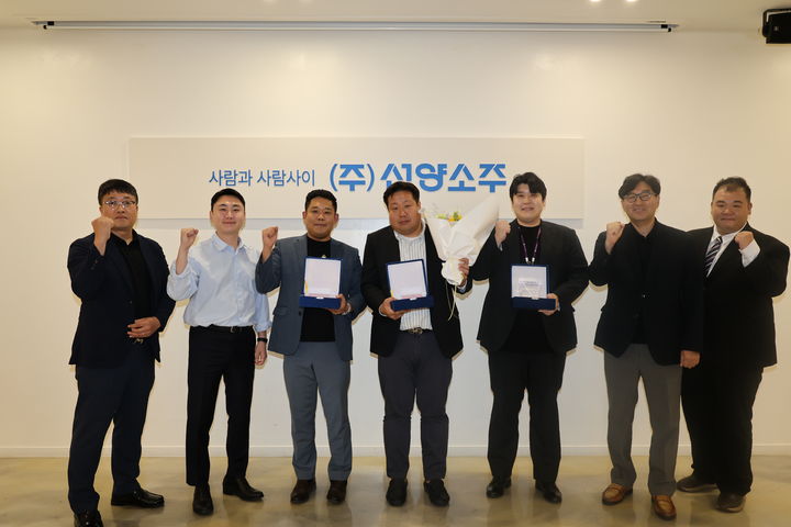 [서울=뉴시스] 소상공인시장진흥공단(소진공)은 지난 8일 착한소주 프로젝트의 성공적 추진과 골목상권 활성화에 기여한 공로를 인정받아 선양소주로부터 공로상을 수상했다. 사진은 왼쪽 세 번째부터 소진공 유통지원팀 임상훈 팀장, 홍보팀 임준섭 팀장, 유통지원팀 문성연 대리. (사진=소진공 제공) 2026.09.10. photo@newsis.com *재판매 및 DB 금지