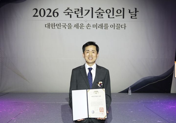 [서울=뉴시스] 9일 서울시 용산구 서울드래곤시티에서 열린 ‘제18대 대한민국 조리명장’ 수여식에서 더그랜드롯데 서울 김세한 셰프가 수상 후 기념 촬영을 하고 있다. (사진=롯데호텔앤리조트 제공) *재판매 및 DB 금지