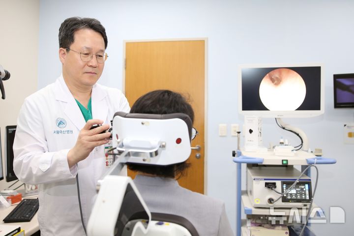 [서울=뉴시스] 박홍주 서울아산병원 이비인후과 교수가 난청 환자를 진료하고 있다. (사진= 서울아산병원 제공)