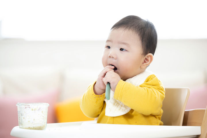 [서울=뉴시스] 영유아용 간식 '떡뻥'을 아이에게 먹이려다가 제지당했다는 사연이 전해졌다. (사진=유토이미지)